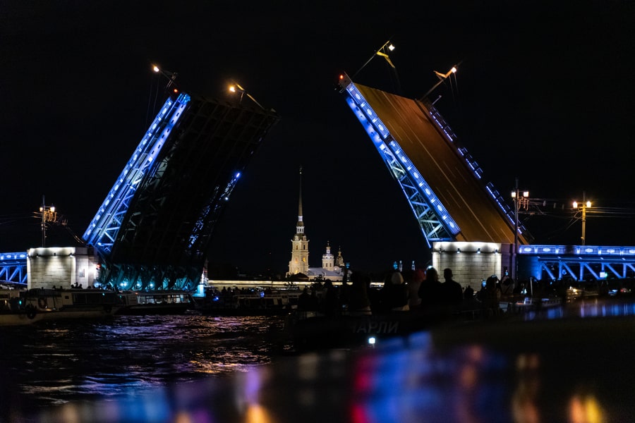 Центральные реки и каналы и развод 2 мостов 