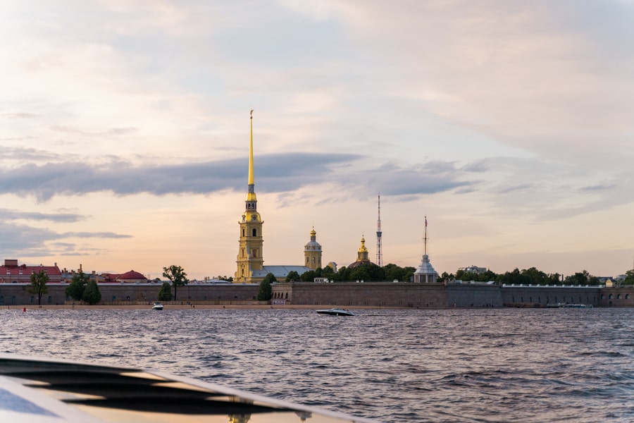 Обзорная экскурсия по Санкт-Петербургу на теплоходе и автобусе