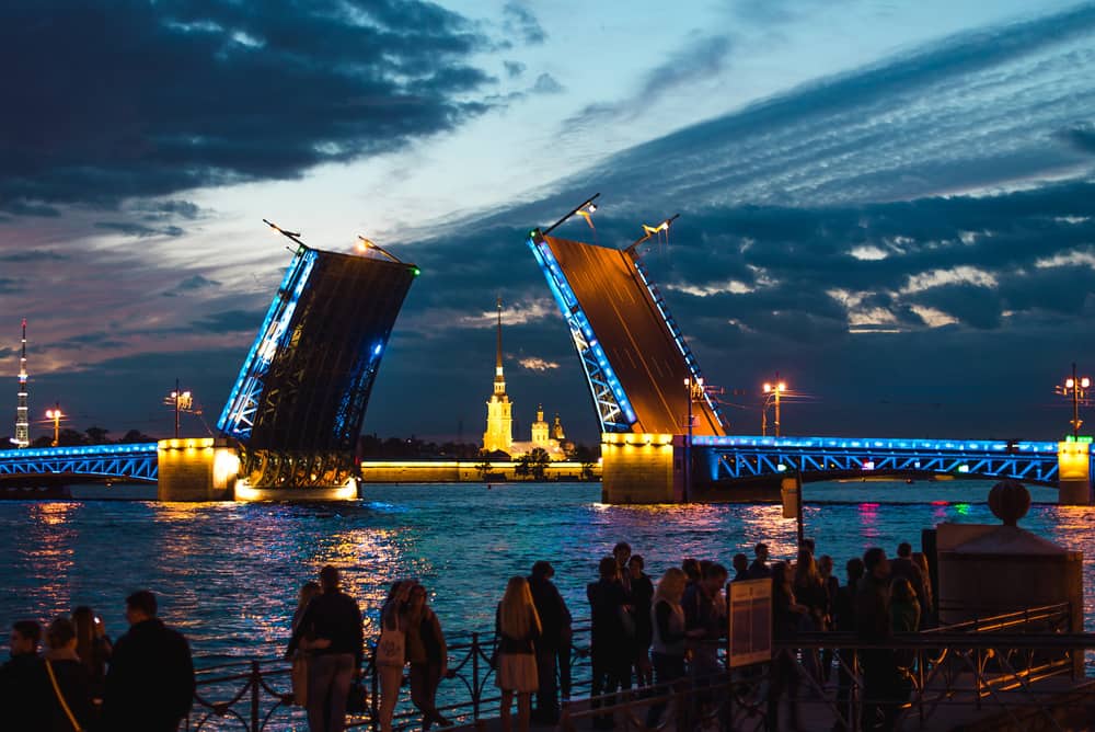 АКЦИЯ — Ночная экскурсия под развод мостов на 1-палубном теплоходе