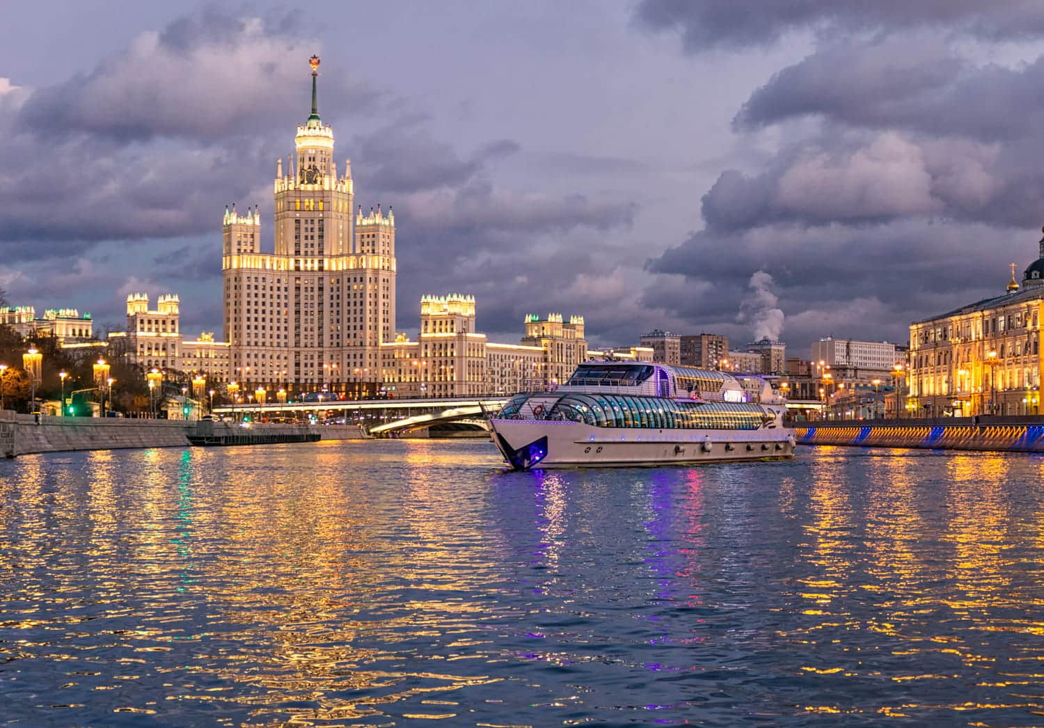 Круиз на теплоходе Рэдиссон по Москве-реке от гостиницы «Украина»